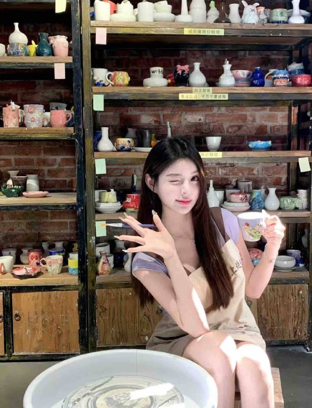 范思哲🗯首次🎬兼职JP  170-D 在线撩 𝐕ELLE ·芭莎杂志品牌合作兼职平面模特体重/100斤  籍贯/济南• 浪漫有趣的灵魂 小哥哥菜🤩• 标准A4腰 筷子腿 0赘肉• 皮肤白皙光滑  穿着洋气 可甜可盐