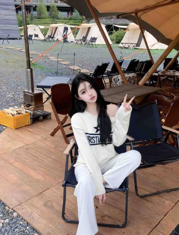 范思哲🗯首次🎬兼职JP  170-D 在线撩 𝐕ELLE ·芭莎杂志品牌合作兼职平面模特体重/100斤  籍贯/济南• 浪漫有趣的灵魂 小哥哥菜🤩• 标准A4腰 筷子腿 0赘肉• 皮肤白皙光滑  穿着洋气 可甜可盐