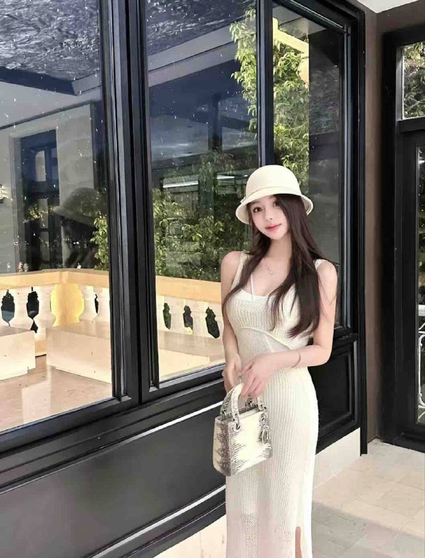 范思哲🗯首次🎬兼职JP  170-D 在线撩 𝐕ELLE ·芭莎杂志品牌合作兼职平面模特体重/100斤  籍贯/济南• 浪漫有趣的灵魂 小哥哥菜🤩• 标准A4腰 筷子腿 0赘肉• 皮肤白皙光滑  穿着洋气 可甜可盐