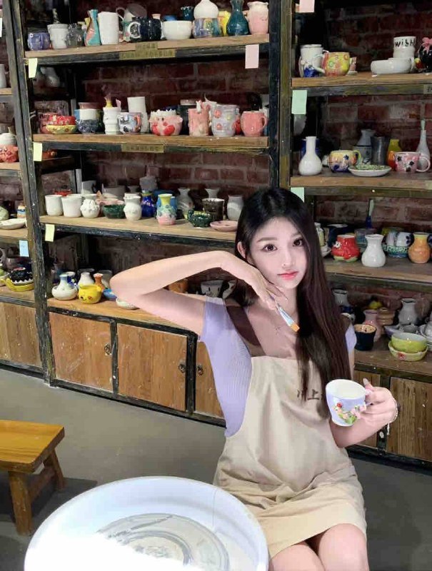 范思哲🗯首次🎬兼职JP  170-D 在线撩 𝐕ELLE ·芭莎杂志品牌合作兼职平面模特体重/100斤  籍贯/济南• 浪漫有趣的灵魂 小哥哥菜🤩• 标准A4腰 筷子腿 0赘肉• 皮肤白皙光滑  穿着洋气 可甜可盐