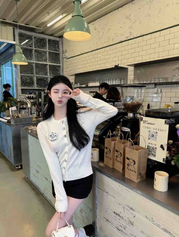 范思哲🗯首次🎬兼职JP  170-D 在线撩 𝐕ELLE ·芭莎杂志品牌合作兼职平面模特体重/100斤  籍贯/济南• 浪漫有趣的灵魂 小哥哥菜🤩• 标准A4腰 筷子腿 0赘肉• 皮肤白皙光滑  穿着洋气 可甜可盐