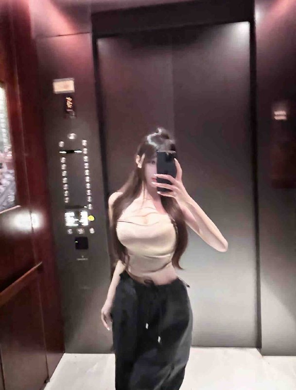 范思哲🏠在校学生🌟全身0整  纯天然🌟裸足171🌟🍑臀🌟胸围：E常年健身 漫画身材Hobby/画画 健身 瑜伽 普拉提 高尔夫⛳️给你难忘的邂逅体验  待客如初恋👍🏻超好的女友性格 服务素质谈吐高💦🌟强烈推荐👗交流大群：@AnnaGJ168