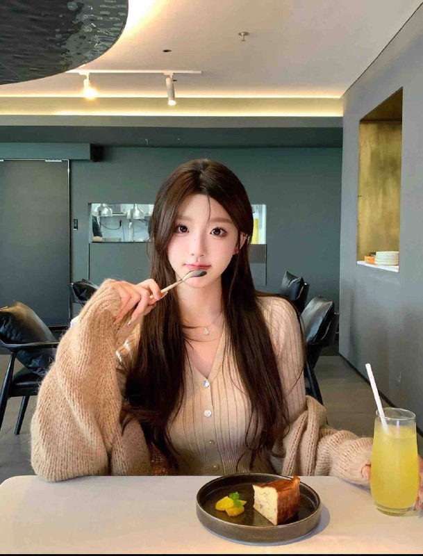 范思哲🏠在校学生🌟全身0整  纯天然🌟裸足171🌟🍑臀🌟胸围：E常年健身 漫画身材Hobby/画画 健身 瑜伽 普拉提 高尔夫⛳️给你难忘的邂逅体验  待客如初恋👍🏻超好的女友性格 服务素质谈吐高💦🌟强烈推荐👗交流大群：@AnnaGJ168