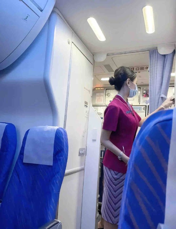 成都南航空姐✈️✈️✈️兼职学历本科：中国民用航空飞行学院CAFUC身高173体重50kg，04年🐻D大方得体，温柔端庄高学历，高情商纯欲风，女友范十足🌸这个世界很小，小到有幸伴您空中之旅🌸这个世界太大，大到珍惜与您的每次相遇