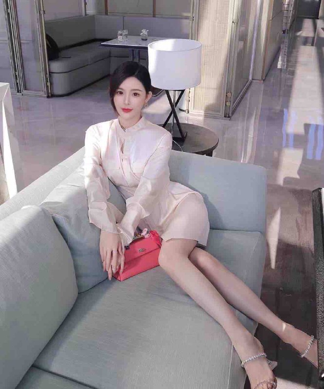 成都❤️人夏夏首次下水刚破C00年 清纯甜美🥢腿不抽烟不喝酒，无不良嗜好 172E全身雪白三点粉🈚纹身 ！五官立体，身段佳天然无整超级纯，甜美可爱🉑蛇纹 69 制服丝袜声甜体柔，期待与您相见