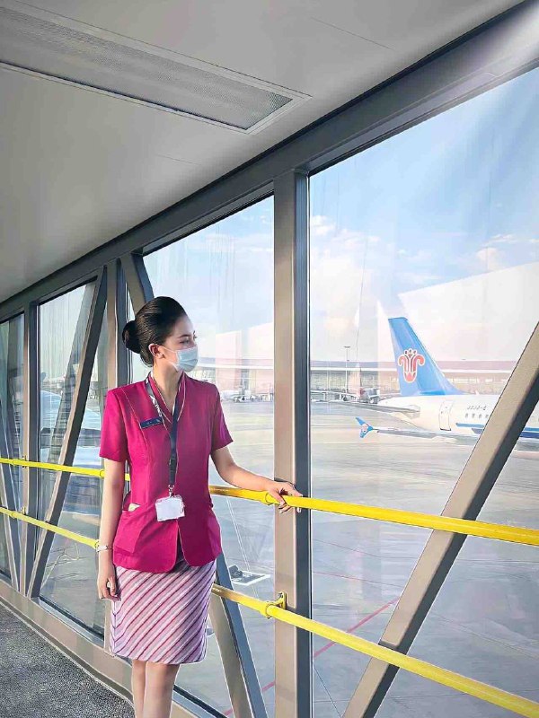 成都❤️人夏夏首次下水刚破C00年 清纯甜美🥢腿不抽烟不喝酒，无不良嗜好 172E全身雪白三点粉🈚纹身 ！五官立体，身段佳天然无整超级纯，甜美可爱🉑蛇纹 69 制服丝袜声甜体柔，期待与您相见