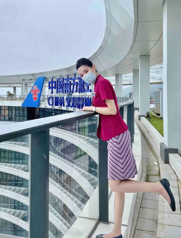成都南航空姐✈️✈️✈️兼职学历本科：中国民用航空飞行学院CAFUC身高173体重50kg，04年🐻D大方得体，温柔端庄高学历，高情商纯欲风，女友范十足🌸这个世界很小，小到有幸伴您空中之旅🌸这个世界太大，大到珍惜与您的每次相遇