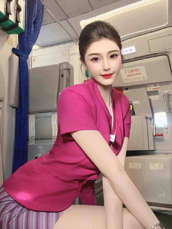 成都❤️人夏夏首次下水刚破C00年 清纯甜美🥢腿不抽烟不喝酒，无不良嗜好 172E全身雪白三点粉🈚纹身 ！五官立体，身段佳天然无整超级纯，甜美可爱🉑蛇纹 69 制服丝袜声甜体柔，期待与您相见