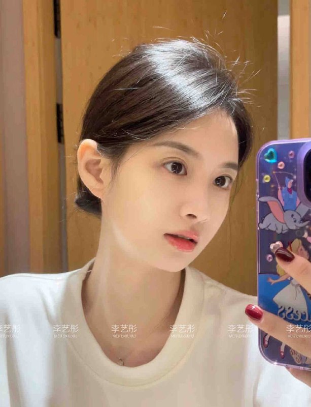 李艺彤🏠你的初戀情人𝗶𝗻𝗴...✨Age： 01年168cm-36DJob：川音学院大二在读