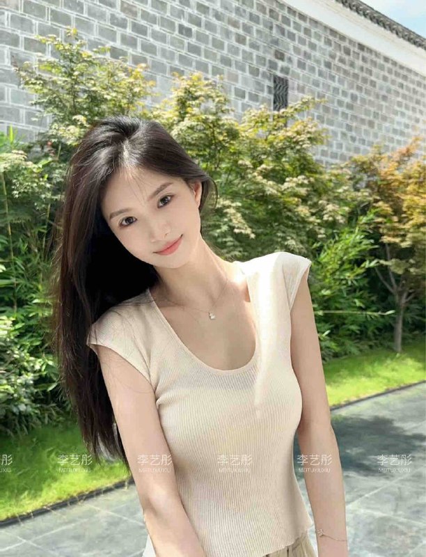 李艺彤🏠你的初戀情人𝗶𝗻𝗴...✨Age： 01年168cm-36DJob：川音学院大二在读