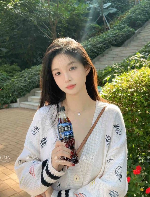 李艺彤🏠你的初戀情人𝗶𝗻𝗴...✨Age： 01年168cm-36DJob：川音学院大二在读