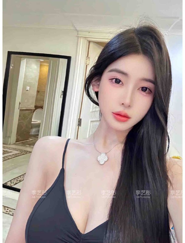职业：平面模特 .（李艺彤🏠”随意指定对版）·身高：Height   175 E·体重：avoirdupois  47公斤·胸围：Bust D蓉城最美·高级女孩  没有风尘气   你值得拥有