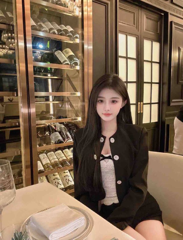 成都❤️人夏夏首次下水刚破C00年 清纯甜美🥢腿真实在校生，无不良嗜好 172E全身雪白三点粉🈚纹身 ！五官立体，身段佳天然无整超级纯，甜美可爱🉑蛇纹 69 制服丝袜声甜体柔，期待与您相见