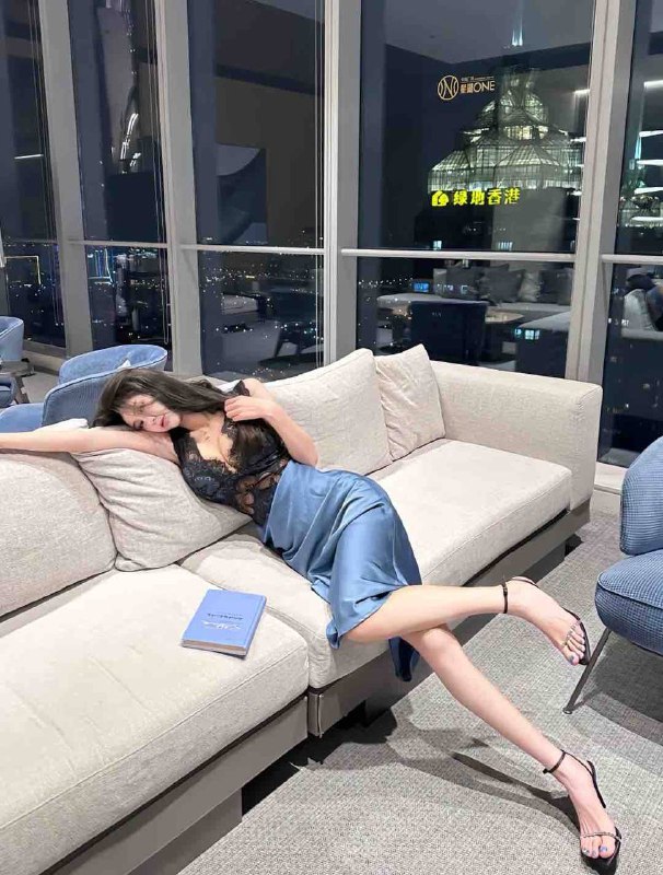 主持人高颜值极品大米气质御姐 有颜有身材 皮肤雪白 筷子腿 真