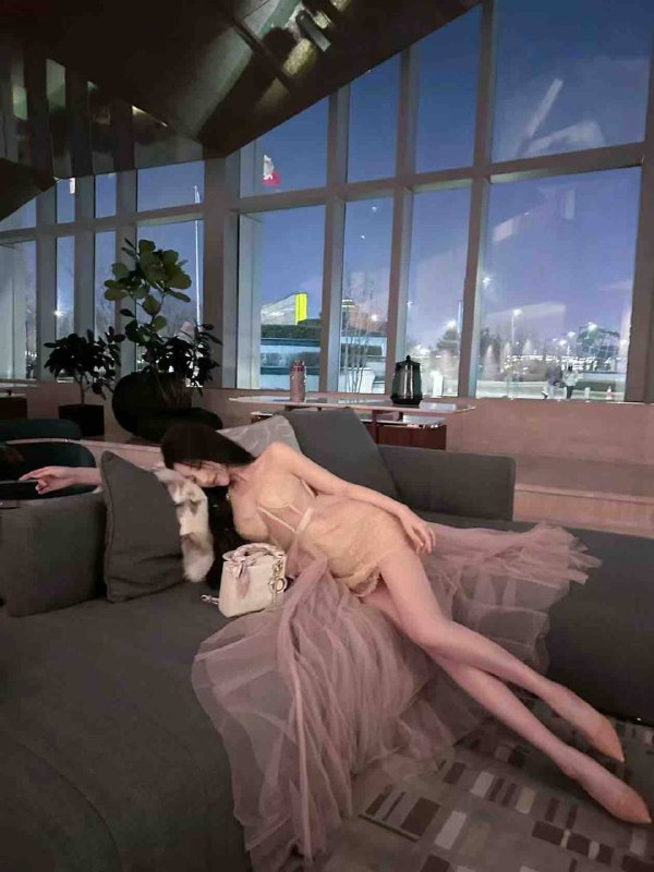 成都小网红新人报到第一次↓06/170/45kg🐻C W质量纯欲 只接高素质K  乖巧懂事  温柔体贴  气质款   穿着得体  身体柔软  解锁各种姿势 百分百配合  能遇见全凭缘分👗交流大群：@AnnaGJ168