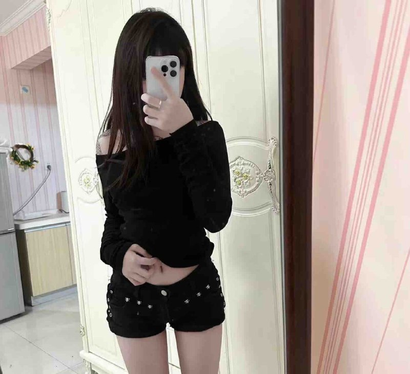 #重庆水原希子新人极品萝莉🔹07年-163 18岁刚破处，元旦刚成年🔹牛奶肌 皮肤雪白乖巧听话🉑69🉑舌吻🔹清纯甜美可爱 全身紧致👗🔹温柔大方 配合度极高 期待与哥哥相会🔹刚下水的小妹妹 兼职短开 一个导不认识𝓈𝑜𝓂𝑒𝓉𝒽𝒾𝓃𝑔  ◡̈  ◡̈   ｜❀     你的初戀情𝗶𝗻𝗴...