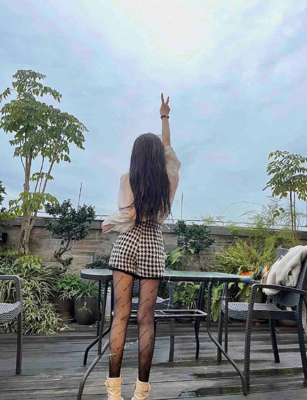 重庆凌霄🏠05身高：170体重：92胸围：C纯天然无整❤️可爱到爆表，像极了初恋般的甜蜜皮肤白皙 气质优雅