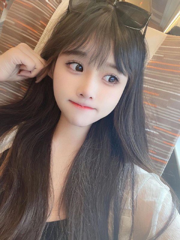 #重庆水原希子首次下水刚破C真实05年 清纯甜美🥢腿真实在校生，无不良嗜好 165C全身雪白三点粉 ！五官立体，身段佳天然无整超级纯，甜美可爱🉑69 制服丝袜声甜体柔，期待与您相见