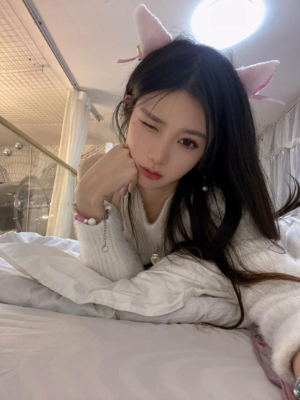 #重庆水原希子首次下水刚破C真实05年 清纯甜美🥢腿真实在校生，无不良嗜好 165C全身雪白三点粉 ！五官立体，身段佳天然无整超级纯，甜美可爱🉑69 制服丝袜声甜体柔，期待与您相见