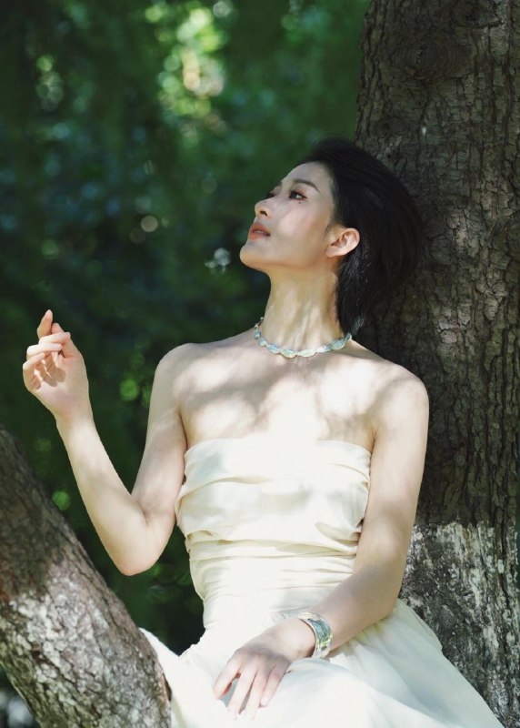 #重庆水原希子首次兼职🤍168cm 98年 s身材筷子腿😋马甲线 翘臀  你想要的全都🈶🤍全身雪白 皮肤软滑Q弹 光滑婴儿肌🤍毫无风尘味，温柔似水，绝佳女友👉白虎，🉑一字马.ST潮P👈