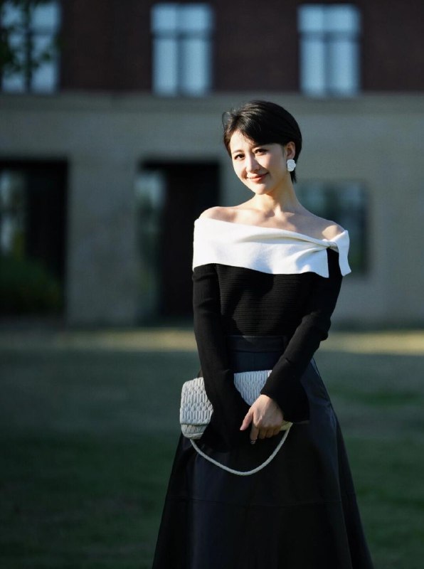 #重庆水原希子首次兼职🤍168cm 98年 s身材筷子腿😋马甲线 翘臀  你想要的全都🈶🤍全身雪白 皮肤软滑Q弹 光滑婴儿肌🤍毫无风尘味，温柔似水，绝佳女友👉白虎，🉑一字马.ST潮P👈