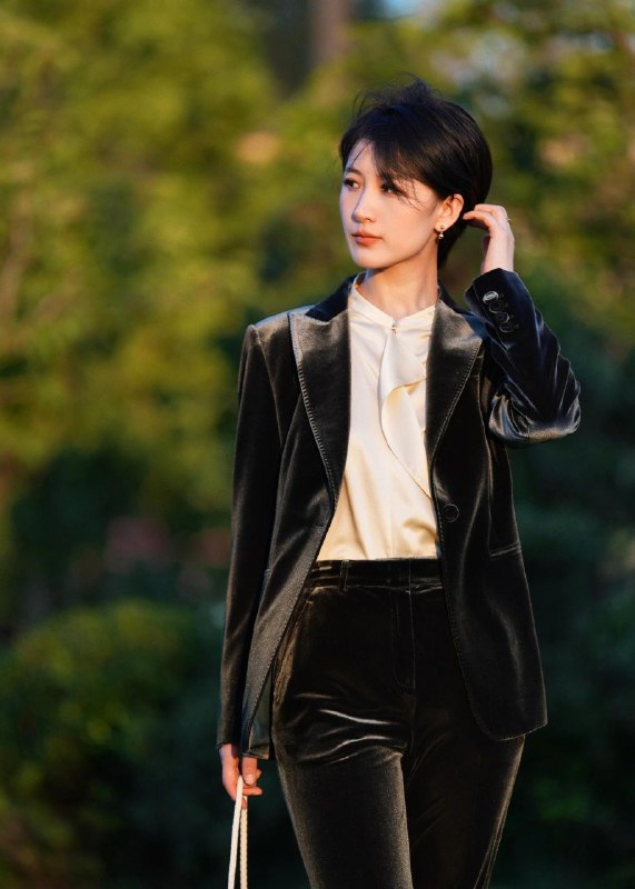 #重庆水原希子首次兼职🤍168cm 98年 s身材筷子腿😋马甲线 翘臀  你想要的全都🈶🤍全身雪白 皮肤软滑Q弹 光滑婴儿肌🤍毫无风尘味，温柔似水，绝佳女友👉白虎，🉑一字马.ST潮P👈