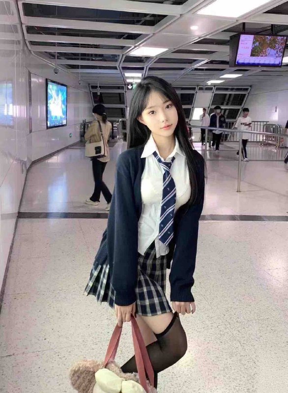 重庆章若楠🏠Age年龄：05•Height净身高：169•Bust胸围：大D•Occupation职业：准大学生•爱好：阅读、绘画、健身、旅行、竞技等•特长①： 青春的body1. 雪白紧致细滑的皮肤2. 高耸坚挺的大🐻青春无敌3. 紧致弹性的欧美蜜汁翘🍑囤•特长②：有趣的灵魂1. 兴趣爱好广泛2. 生活简单有趣3. 热爱生活且有态度