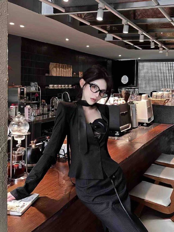 身高：172年纪：02胸围：36E体重：53kg肤色：雪白T台模特 高冷 气质御姐范儿 高素质🥢腿（有纹身 花臂）