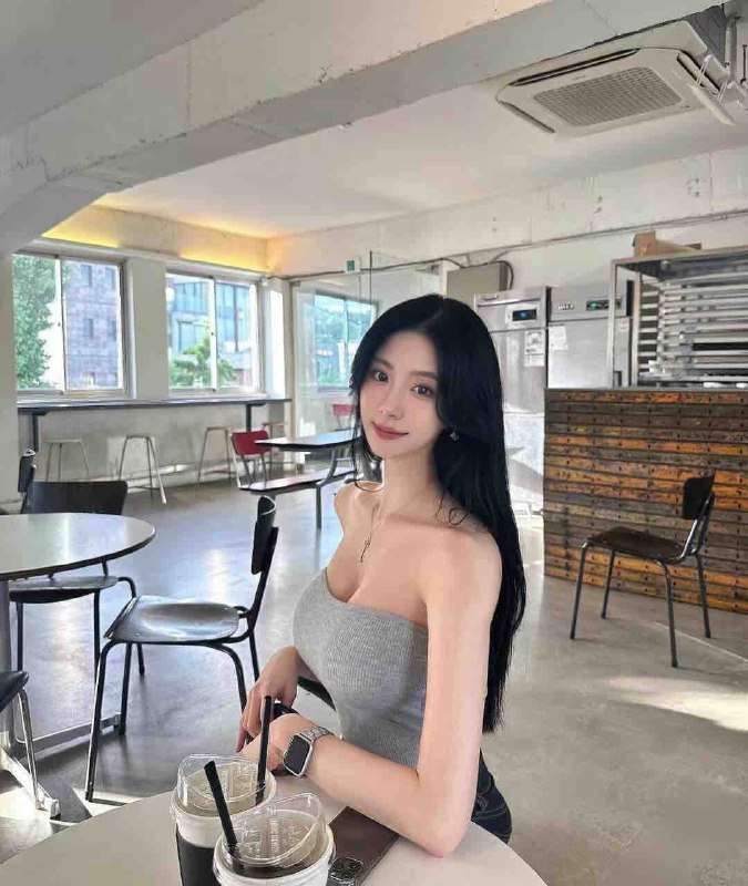 重庆哲喵喵🏠💋身高：171cm 胸：E罩杯纯天然💋体重：47.5kg 真实00年💋全身无整形！冷白皮！无纹身无疤痕💋特长：谈吐优雅得体，给你女友般感觉