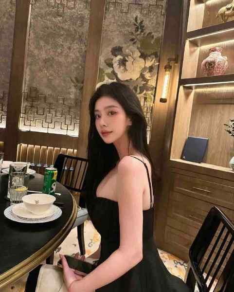 重庆哲喵喵🏠💋身高：171cm 胸：E罩杯纯天然💋体重：47.5kg 真实00年💋全身无整形！冷白皮！无纹身无疤痕💋特长：服务态度好，🔥好，🉑69舌吻，情趣制服，丝袜道具样样精通