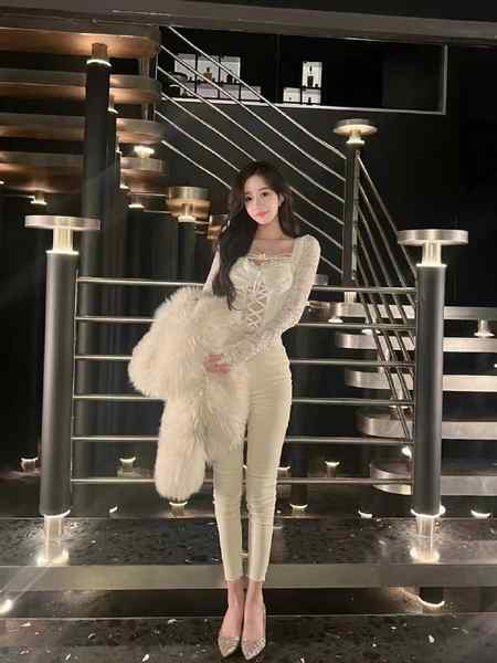 哲喵喵🏠02年     身高168（净身高）体重42kg，熊维D• 艺术生🩰🎨冷白皮🎀• 性格甜美可爱温柔🍒🍓🧸• 只愿意做哥哥一个人的小宝贝💖。