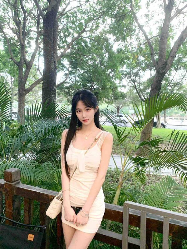 重庆天赐🏠在校艺术生，只兼职短开Height身高/170Weight体重/92·Bust /D·Age年龄/00年   ·全身无赘肉 S型身材     本人比照片漂亮贴心小女友大长腿    全身雪白，气质大牌   只接素质可