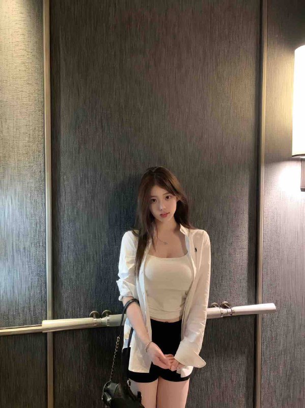 •   04年  170D•   清纯精致脸 童颜巨🐻•   乖巧听话 雪白无纹身•   纯欲风 s漫画身材蜜桃