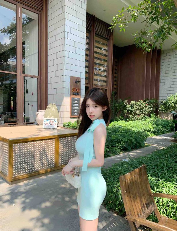 •   04年  170D•   清纯精致脸 童颜巨🐻•   乖巧听话 雪白无纹身•   纯欲风 s漫画身材蜜桃