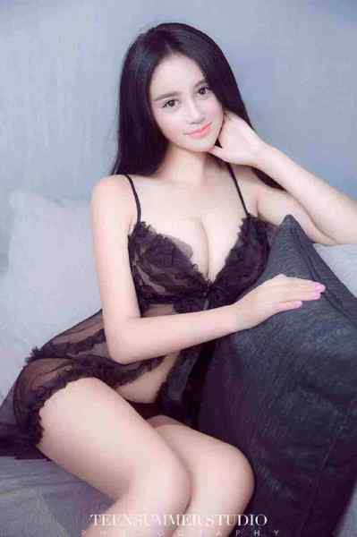 重庆小小  172e   气质御姐  胸模兼职 皮肤雪白  热情🔥好  第一次下水 感谢给个见面的机会