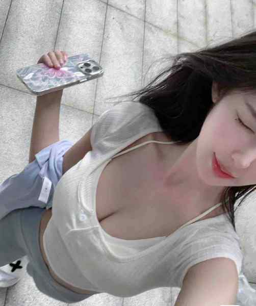 170/c车模身材，长腿细腰，皮肤白嫩，外纯内欲 渴望被征服欲很强🥰。