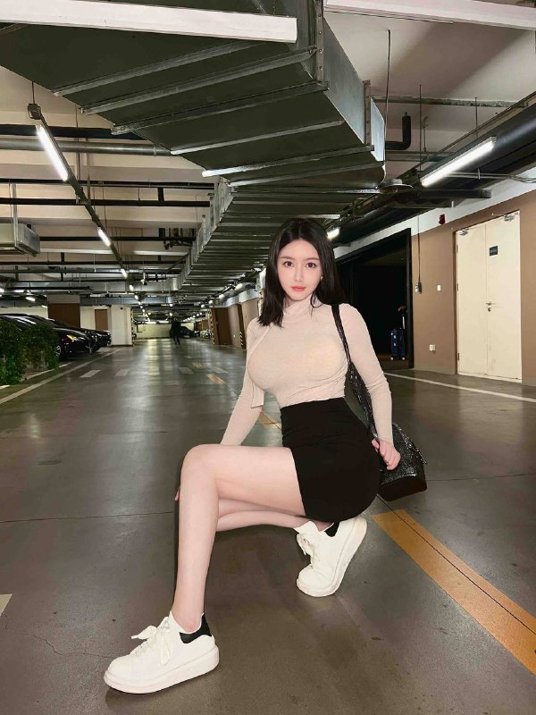 重庆真人大蜜：173，真🐻E，皮肤雪白，服务超好，技术高超（可69、🐍吻、深🐒、口暴、私处按摩）情趣丝袜制服样样精通。