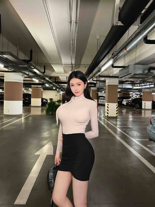 重庆真人大蜜：173，真🐻E，皮肤雪白，服务超好，技术高超（可69、🐍吻、深🐒、口暴、私处按摩）情趣丝袜制服样样精通。