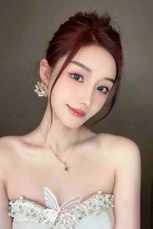 170D皮肤白皙光滑，🐻大🍑臀🈶️制服。可盐可甜🍬盐于律己 甜以待人 健康可爱.没有眼袋是暴涅的屠夫也是温顺的宠物你喜欢的样子我都有.听我的 考虑一下我💕百成不退