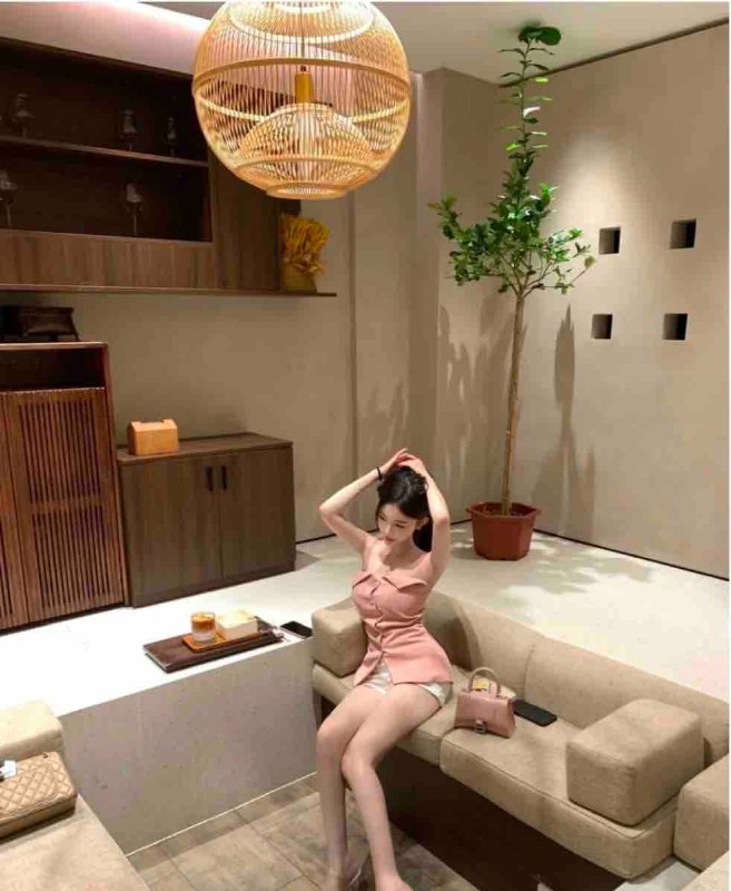 真实03年 皮肤光滑白嫩   全脸0整纯天然天使脸庞 温柔可爱• Hight：170cm   90斤• Weight：🐻D• Age：真实03年皮肤光滑白嫩   全脸0整纯天然​