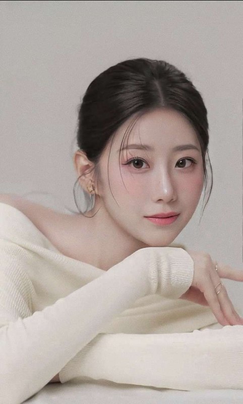 重庆•路远🏡杂志特聘模特，首次重庆🎬• 𝟗𝟗年 170  𝟒𝟔ᴋɢ 天然C 马甲线筷子腿牛奶肌  A4腰  双商在线• 高素质 高学历 圈外兼职，低素质勿扰.超高颜值 瘦高雪白 温柔高素质，穿衣洋气