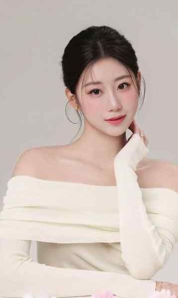 重庆•路远🏡杂志特聘模特，首次重庆🎬• 𝟗𝟗年 170  𝟒𝟔ᴋɢ 天然C 马甲线筷子腿牛奶肌  A4腰  双商在线• 高素质 高学历 圈外兼职，低素质勿扰.超高颜值 瘦高雪白 温柔高素质，穿衣洋气