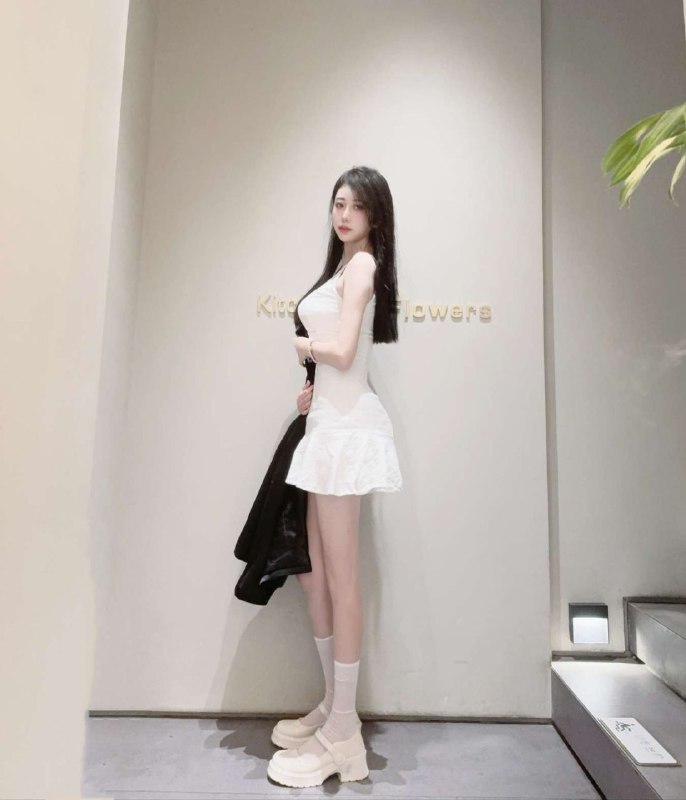 重庆•路远🏡杂志特聘模特，首次重庆🎬• 𝟗𝟗年 170  𝟒𝟔ᴋɢ 天然C 马甲线筷子腿牛奶肌  A4腰  双商在线• 高素质 高学历 圈外兼职，低素质勿扰.超高颜值 瘦高雪白 温柔高素质，穿衣洋气