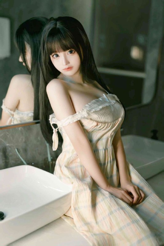 重庆小哲家 极品新人首开极品小萝莉168D 一线天超紧致浑身雪白！天然大胸，粉色neinei～爱幻想爱做梦爱干饭的二次元萌妹一名～超多小衣服 等哥哥来和我开启不同的角色唷～