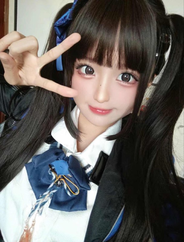 重庆小哲家 极品新人首开极品小萝莉168D 一线天超紧致浑身雪白！天然大胸，粉色neinei～爱幻想爱做梦爱干饭的二次元萌妹一名～超多小衣服 等哥哥来和我开启不同的角色唷～