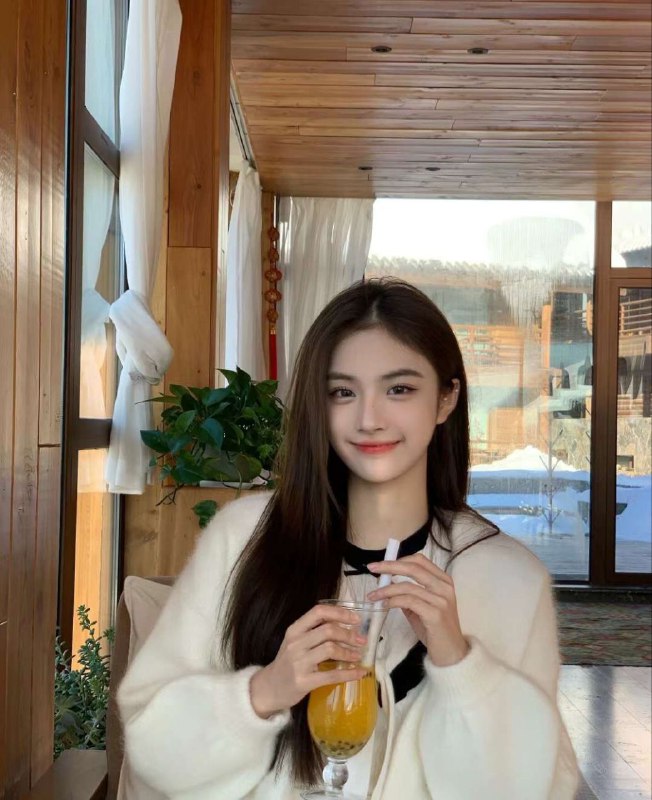 重庆 极品女孩小哲家沐莹莹🏠第一次下氵身青岛高171  年龄03体重91全方位服务女神  好评不断   性格开放筷子腿 瓜子脸大眼睛双眼皮 精通各种项目