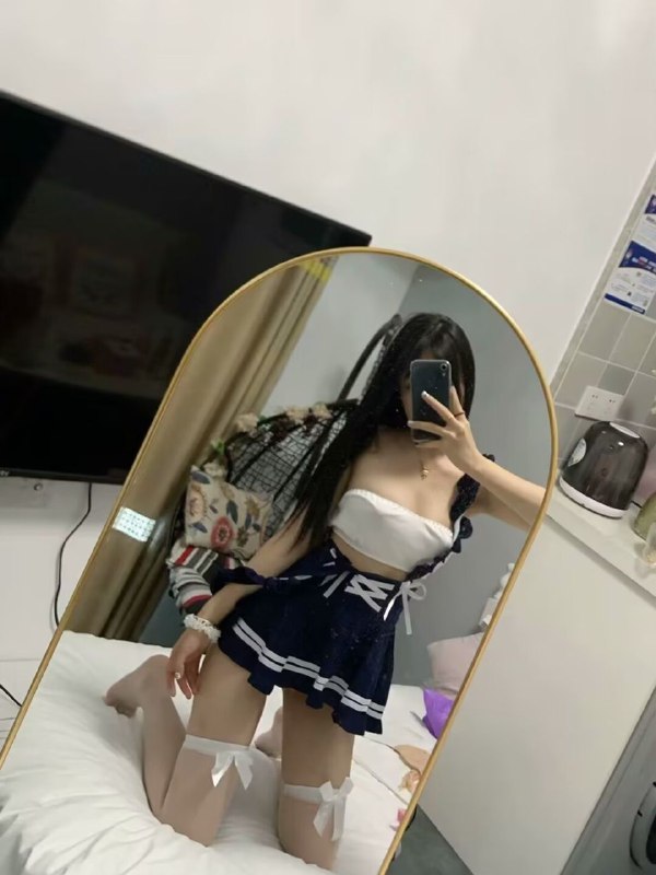 重庆军赐家重庆纯新人03年在校学生，全身白如雪，三点粉嫩会钢琴，现代舞