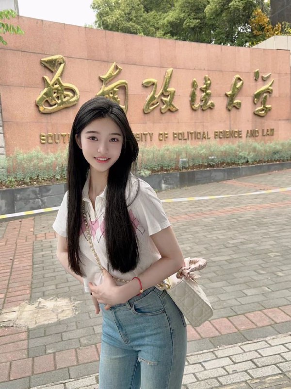 重庆可欣🏡重庆女孩微笑阳光Girl 治愈系女孩ღ💌ღ音乐学院表演系学生168🐻D 02年 长相甜美乖巧可人 肤白貌美