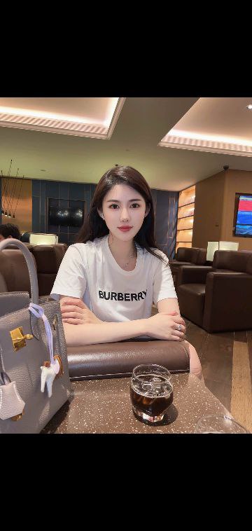 重庆军赐家选美小姐“尤娜”172D，真实车模，气质高挑，皮肤雪白