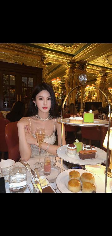 重庆军赐家选美小姐“尤娜”172D，真实车模，气质高挑，皮肤雪白